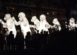 Spectacle d'ours géants articulés dans la rue