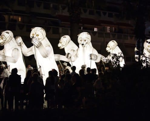 Spectacle d'ours géants articulés dans la rue