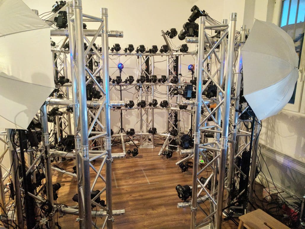 Studio Scan 3D de Digitage equippé de 128 appareils photos reflex permettant la capture d'un corps complet, full body scan 3d, et du visage en haute definition, facescan HD, en 1/100s