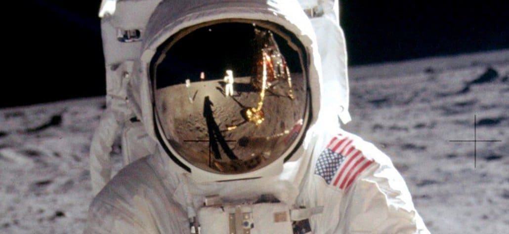 astronaute en combinaison sur la lune