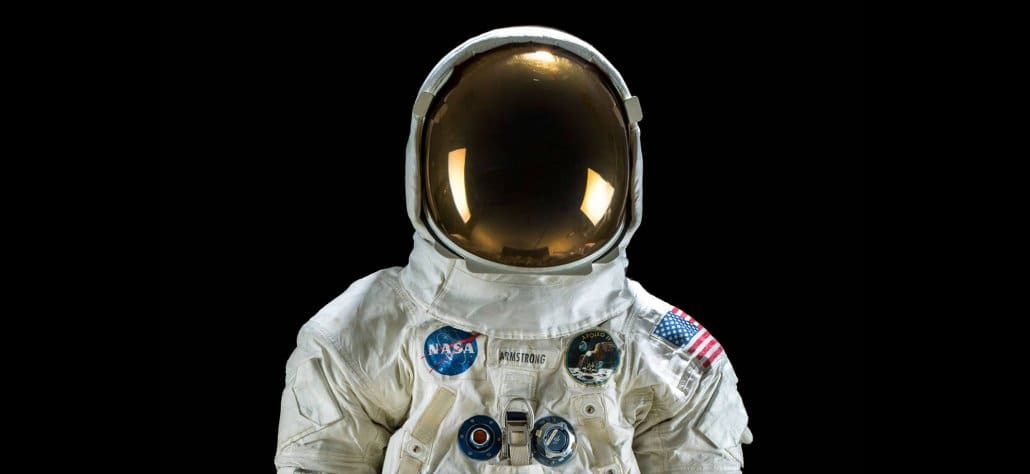 casque et haut de la combinaison spatiale de neil armstrong scannée en 3D