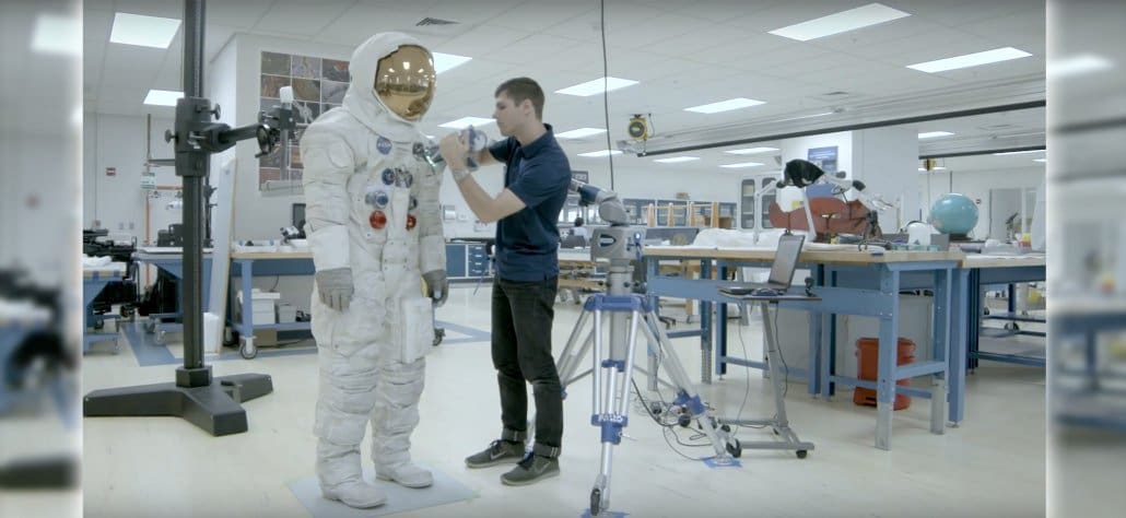 scan 3D par un ingénieur de la combinaison de neil armstrong