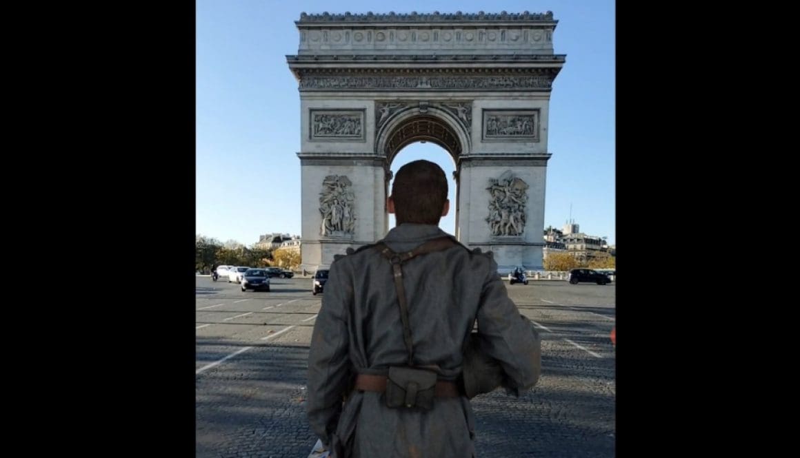 Soldat en Réalité Augmentée de dos regardant l'Arc de Triomphe