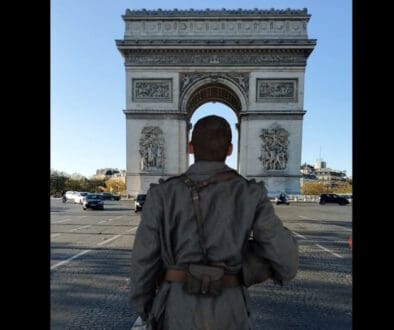 Soldat en Réalité Augmentée de dos regardant l'Arc de Triomphe