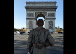 Soldat en Réalité Augmentée de dos regardant l'Arc de Triomphe