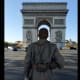 Soldat en Réalité Augmentée de dos regardant l'Arc de Triomphe