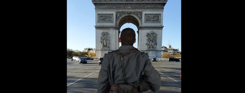 Soldat en Réalité Augmentée de dos regardant l'Arc de Triomphe