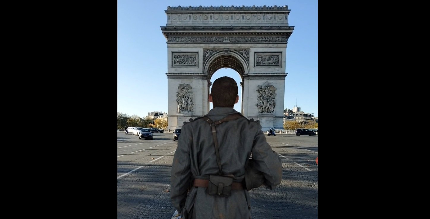 Soldat en Réalité Augmentée de dos regardant l'Arc de Triomphe